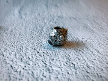 Load image into Gallery viewer, Bulan