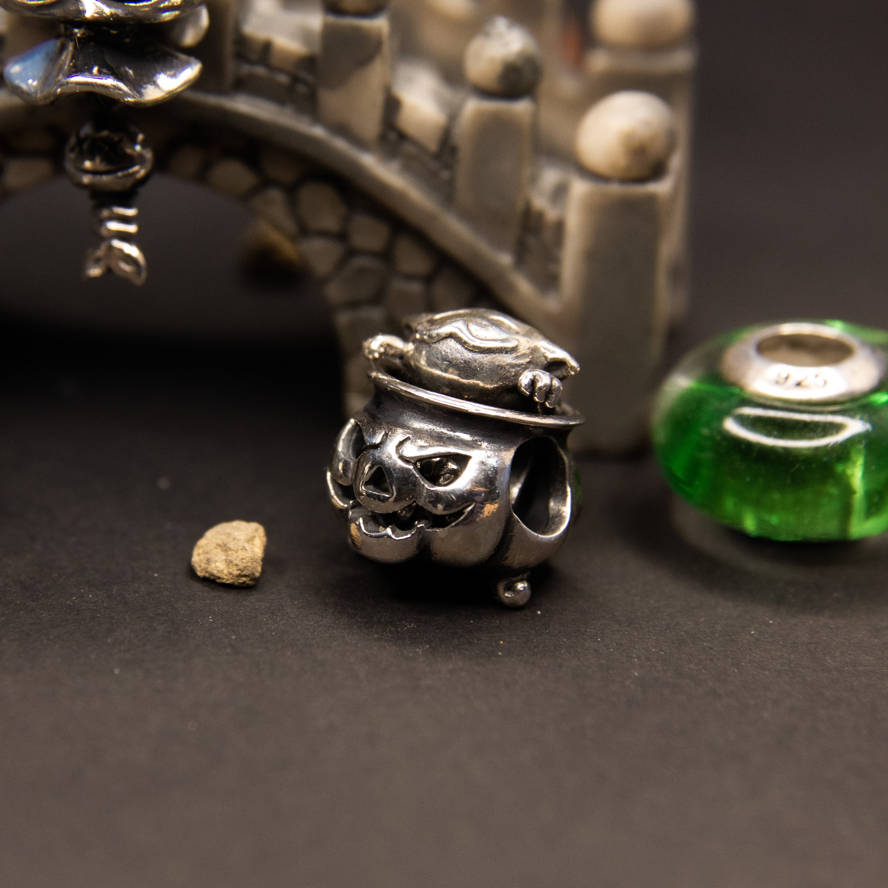 Kitty Cat in a Cauldron Bead