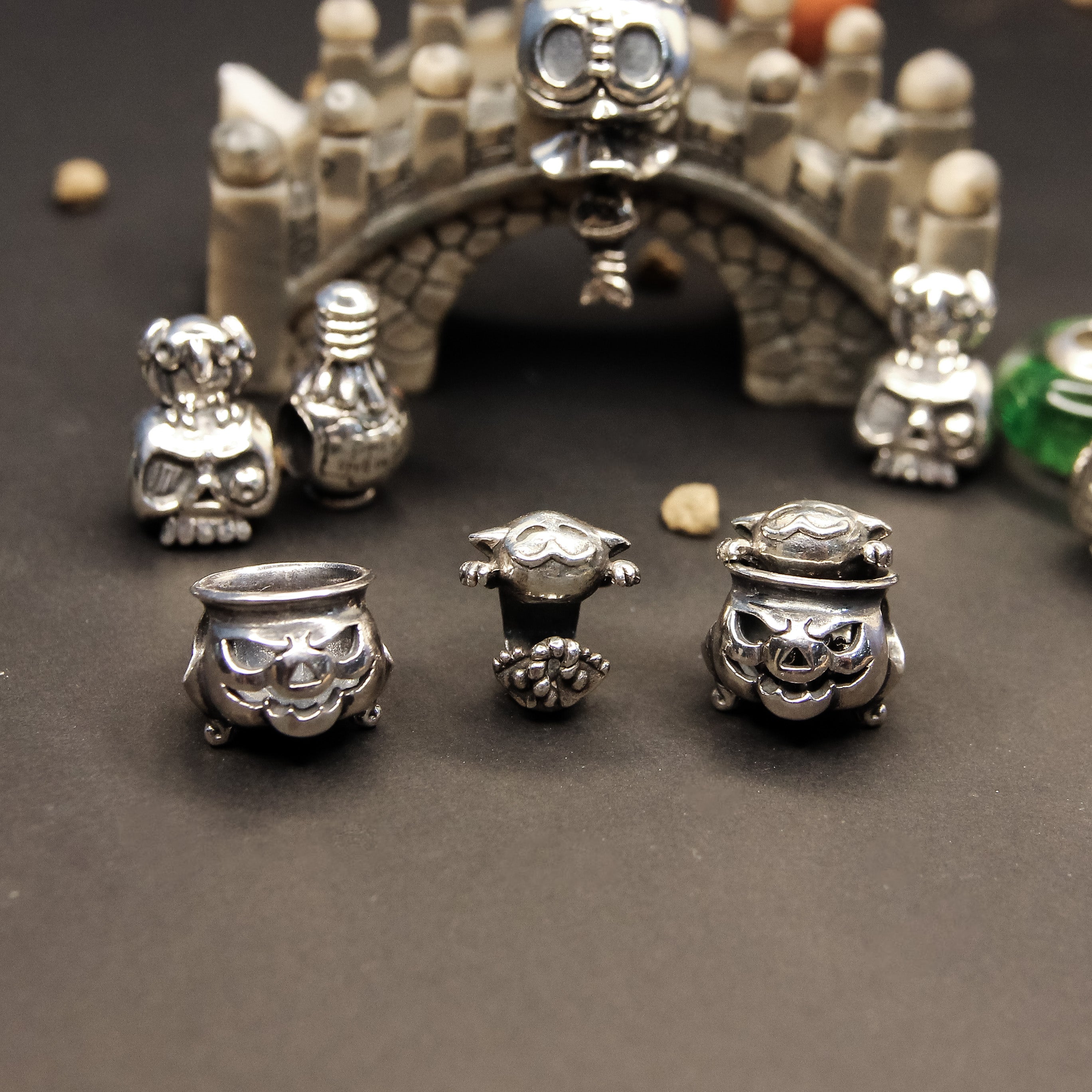 Kitty Cat in a Cauldron Bead