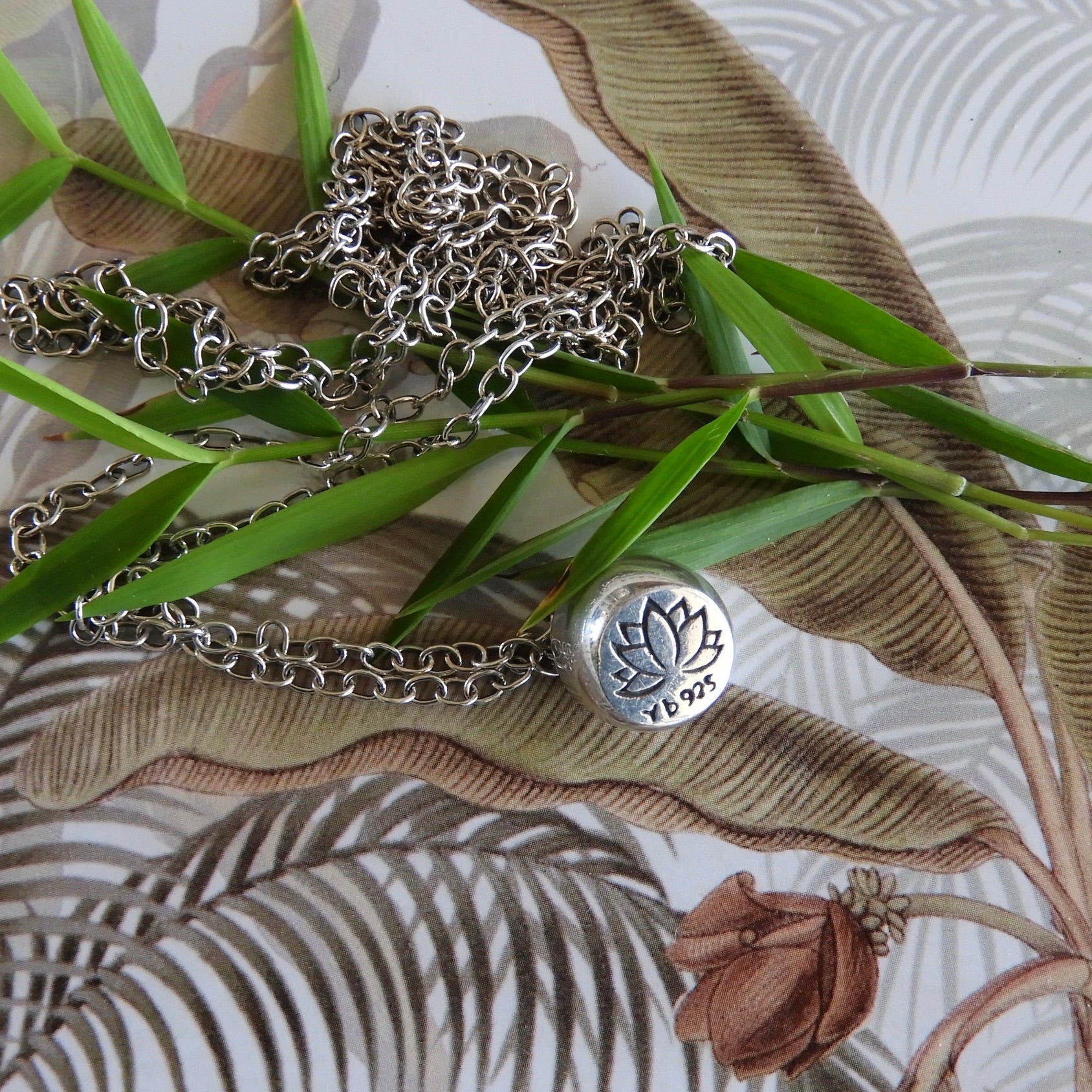 Lotus Barrel Chain Necklace